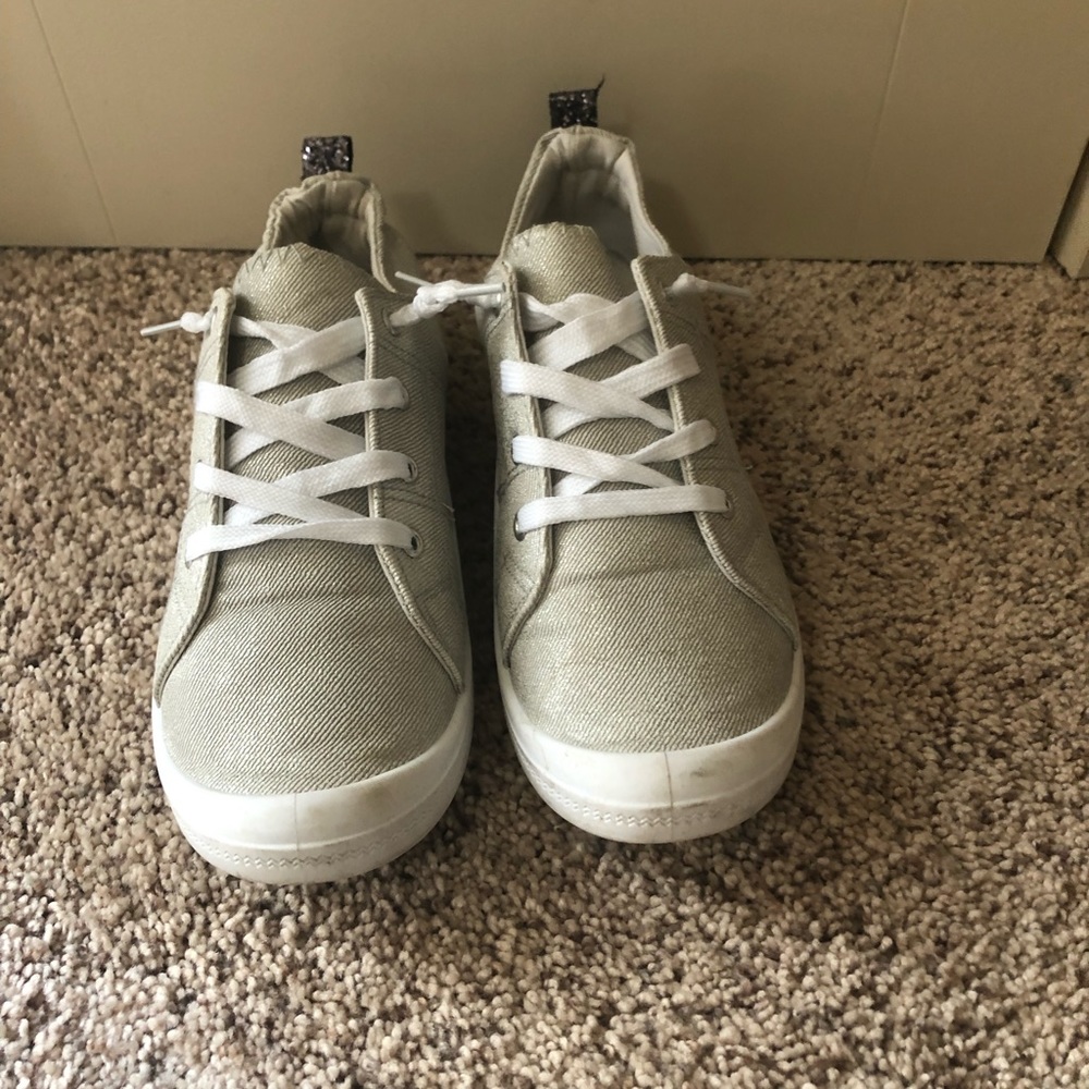 Low too tennis shoes